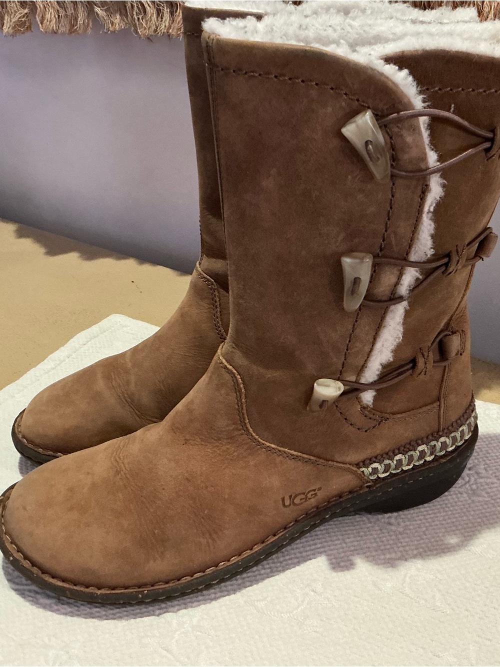 EUC UGG Kona Toggle Boots Size 9